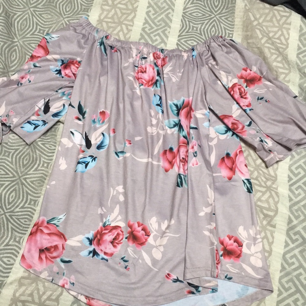 Floral off the shoulders top!